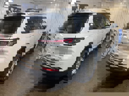 Used 2023 Jeep Grand Cherokee L Laredo image 6