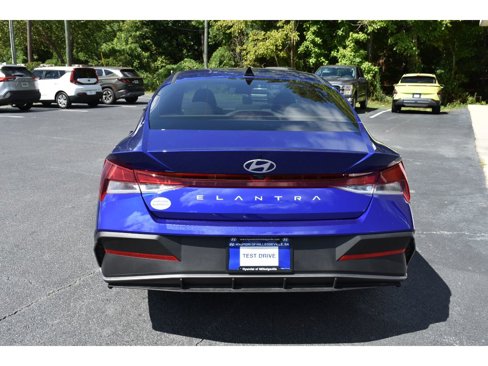 New 2025 Hyundai Elantra SE image 3
