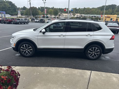 Used 2020 Volkswagen Tiguan SE w/ Panoramic Sunroof Package image 5