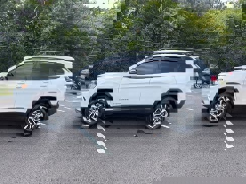 Used 2022 Jeep Cherokee Latitude Lux image 2