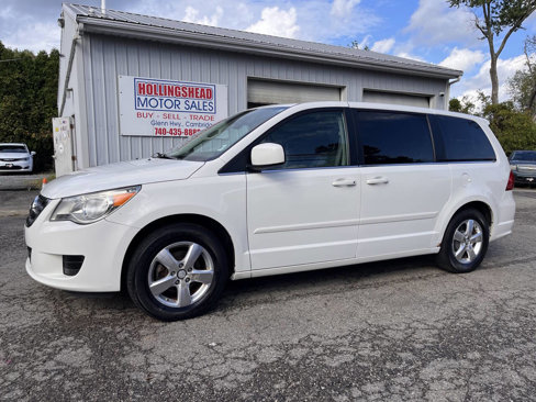 Used 2010 Volkswagen Routan SE image 1