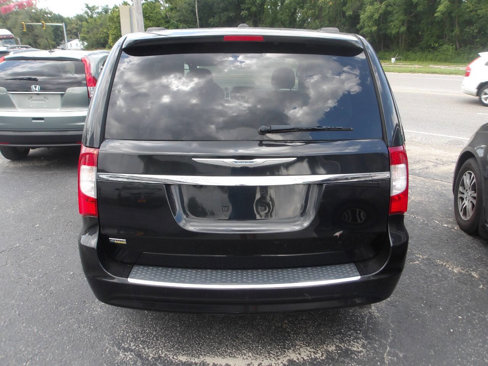 Used 2016 Chrysler Town & Country Touring-L image 4