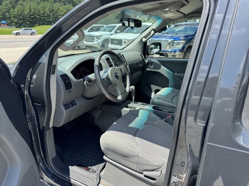 Used 2015 Nissan Frontier SV image 2