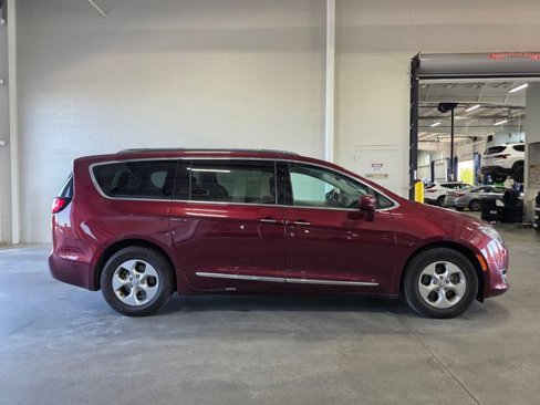 Used 2017 Chrysler Pacifica Touring-L Plus image 4