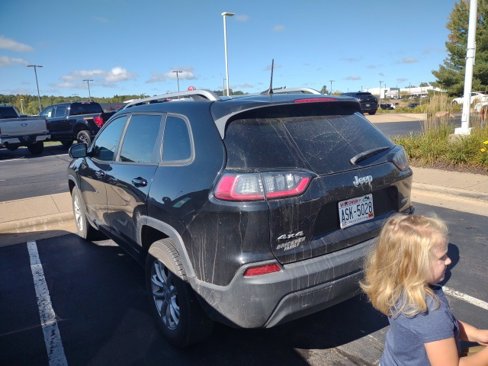 Used 2020 Jeep Cherokee Latitude w/ Cold Weather Group image 11