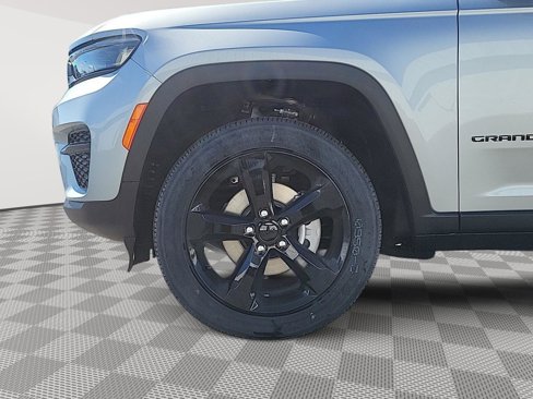 New 2025 Jeep Grand Cherokee Altitude image 37