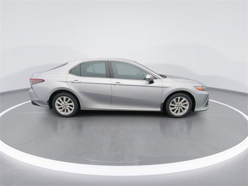 Used 2021 Toyota Camry LE image 9