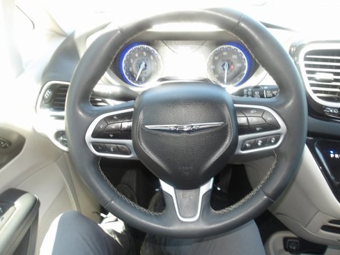 Used 2023 Chrysler Pacifica Touring-L image 14