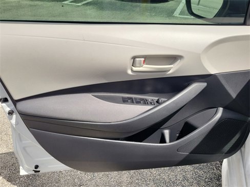 Used 2022 Toyota Corolla LE image 11