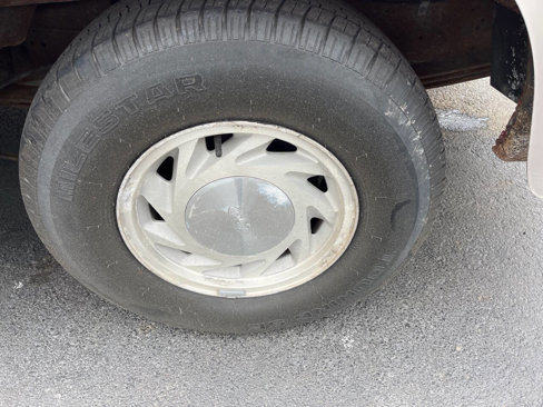 Used 2000 Ford E-150 and Econoline 150 image 8