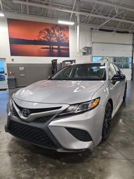 Used 2020 Toyota Camry SE image 2