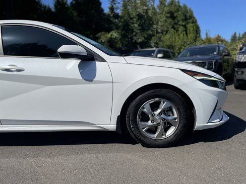 Used 2022 Hyundai Elantra SE image 2