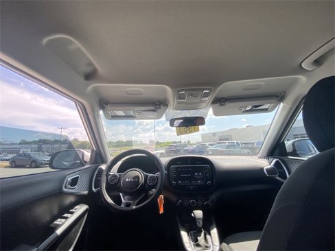 Used 2022 Kia Soul LX image 5