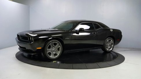 Used 2010 Dodge Challenger SE image 3