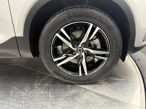 Certified 2025 Volvo XC40 B5 Core image 9