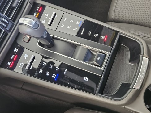 Certified 2025 Porsche Macan image 21