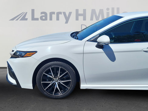 Used 2024 Toyota Camry SE image 2