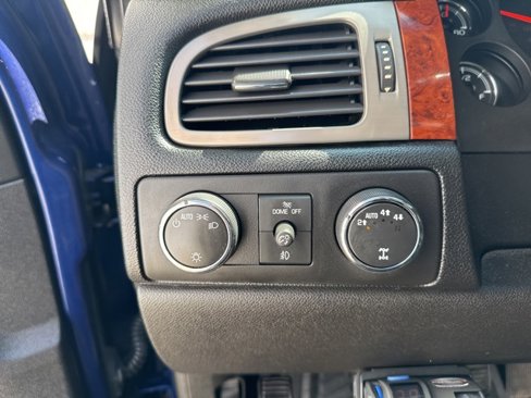 Used 2013 Chevrolet Avalanche LS image 25