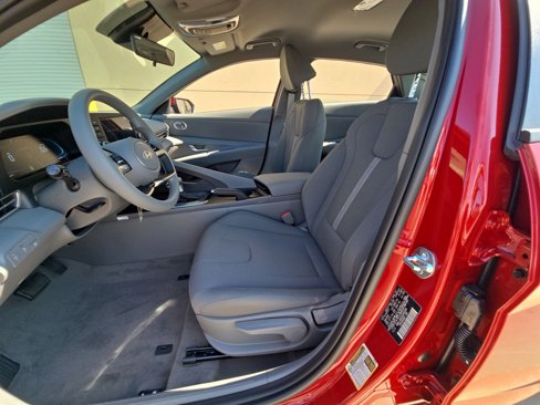 New 2025 Hyundai Elantra SE image 3
