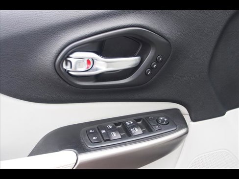 Used 2020 Jeep Cherokee Limited image 22