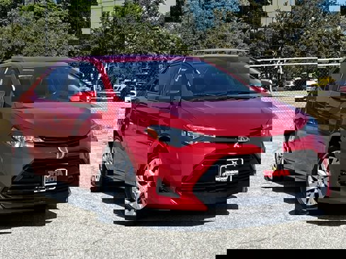 Used 2018 Toyota Corolla LE image 2