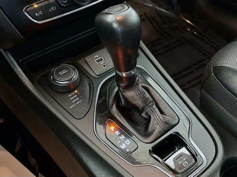 Used 2023 Jeep Cherokee Altitude Lux image 17
