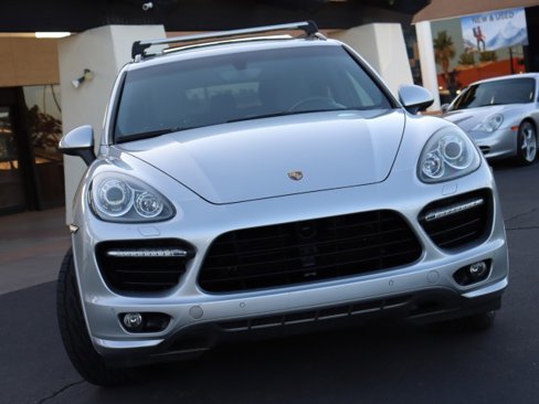 Used 2013 Porsche Cayenne Turbo image 2