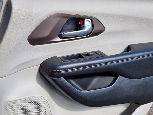 Used 2018 Chrysler Pacifica Touring-L image 14
