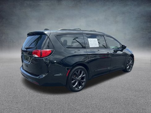 Used 2019 Chrysler Pacifica Touring-L Plus w/ Advanced Safetytec Group image 4