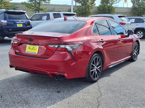 Used 2021 Toyota Camry SE image 2