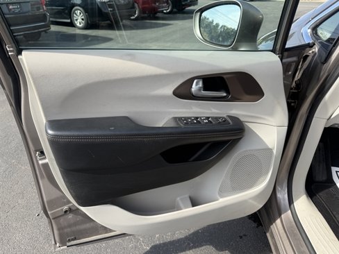 Used 2017 Chrysler Pacifica Touring-L w/ Tire & Wheel Group image 17