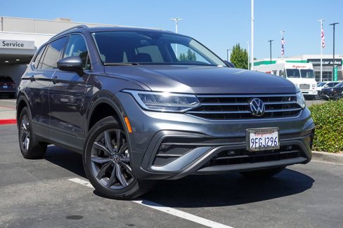 Used 2024 Volkswagen Tiguan SE image 2