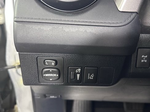 Used 2018 Toyota RAV4 LE image 22