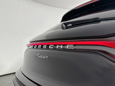 Certified 2024 Porsche Macan image 17