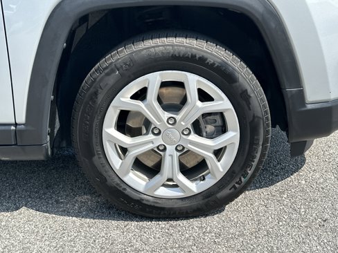 Used 2024 Jeep Compass Latitude image 12