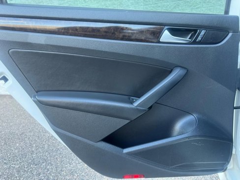 Used 2015 Volkswagen Passat TDI SEL Premium image 20