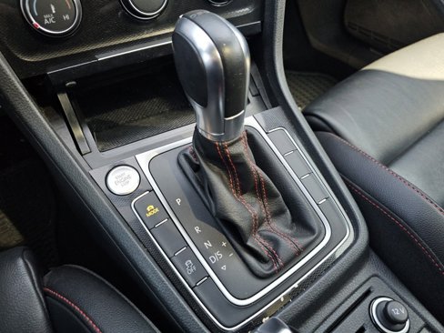 Used 2017 Volkswagen GTI SE image 31