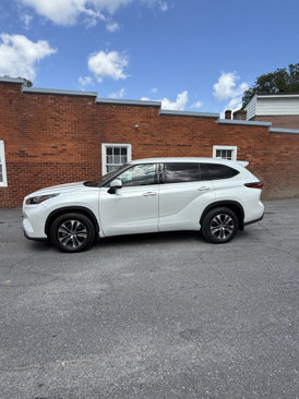 Used 2022 Toyota Highlander XLE image 2