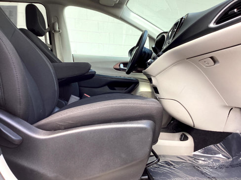 Used 2023 Chrysler Voyager LX image 7