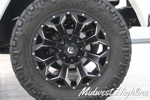 Used 2017 Jeep Wrangler Unlimited Sahara w/ Connectivity Group image 25