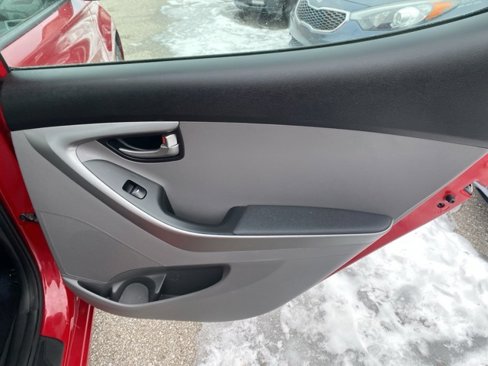 Used 2015 Hyundai Elantra SE image 24
