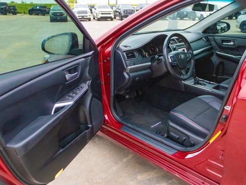 Used 2017 Toyota Camry SE image 19