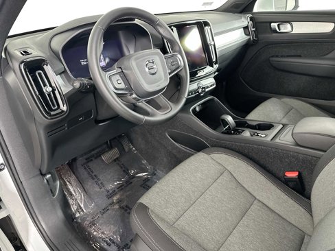 Certified 2025 Volvo XC40 B5 Core image 9