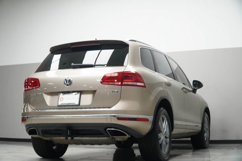 Used 2015 Volkswagen Touareg TDI image 12