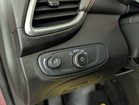 Certified 2022 Chevrolet Trax LT w/ LT Convenience Package image 18