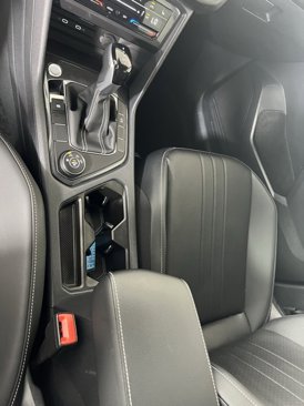 Used 2024 Volkswagen Tiguan SE w/ Panoramic Sunroof Package image 17