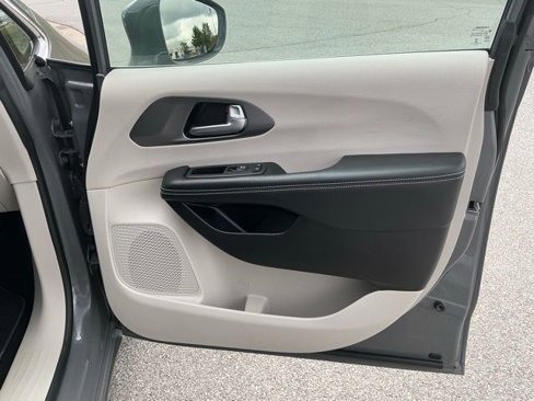Used 2022 Chrysler Pacifica Touring-L image 31