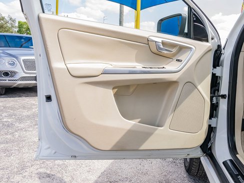 Used 2015 Volvo XC60 T6 image 10