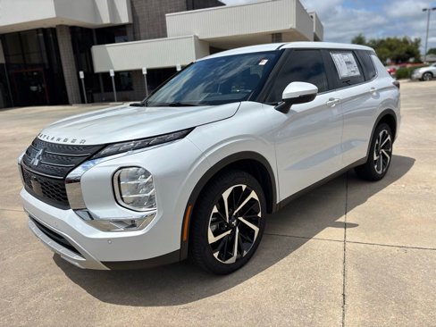 Used 2024 Mitsubishi Outlander SE image 3