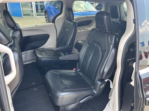 Used 2017 Chrysler Pacifica Touring-L image 14